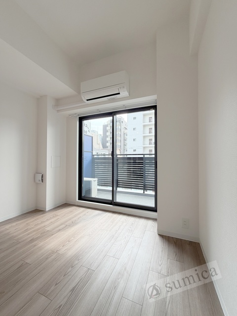 その他部屋・スペース　内装は落ち着いています。おおきな窓で明るさを演出。