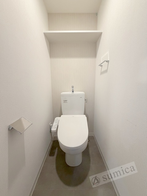 トイレ　人気アイテムの温水洗浄便座。清潔感のあるトイレです。