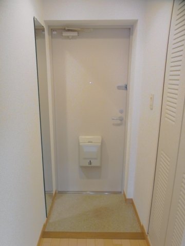 玄関　※別号室の参考写真です(現況優先・仕様違いの場合あり)