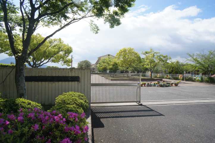 小学校　広陵町立真美ケ丘第二小学校（小学校）まで177m