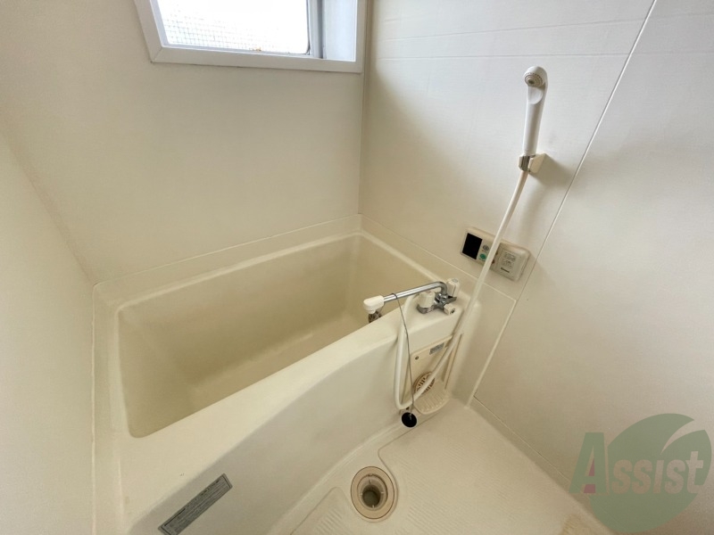 バス・シャワールーム　浴室は広めなのでゆったり落ち着けそうですね。