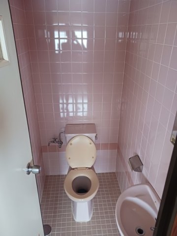 トイレ　落ち着いた色調のトイレです