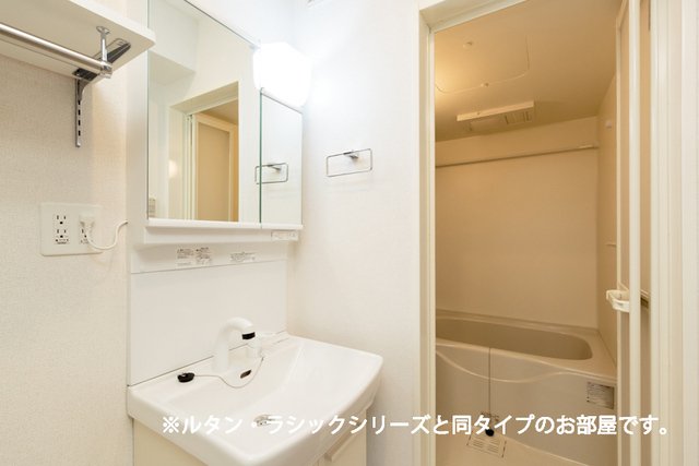 洗面設備　明るい洗面所です