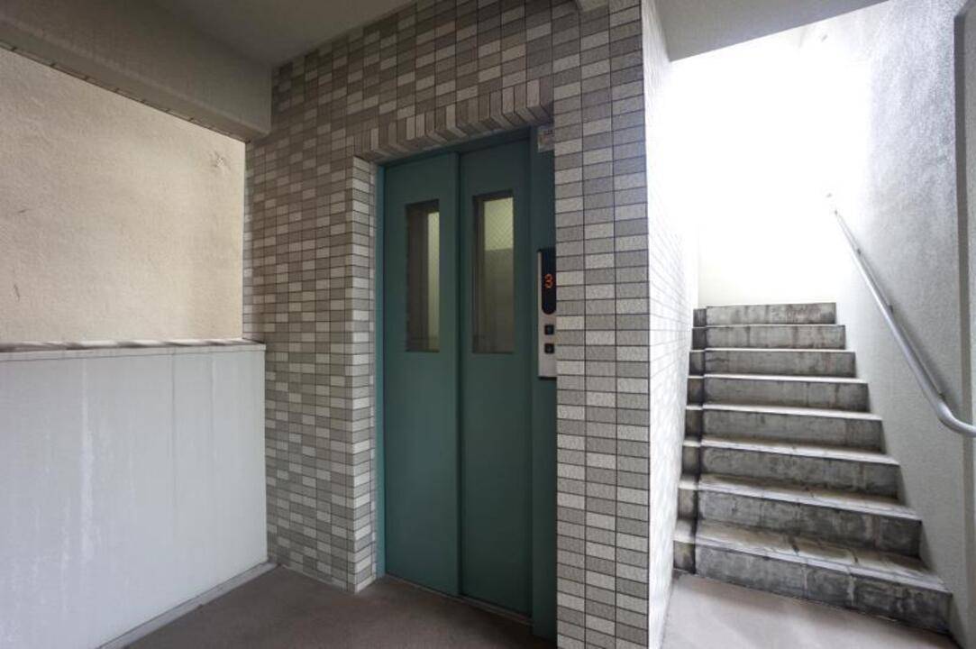 エントランス　エレベーター