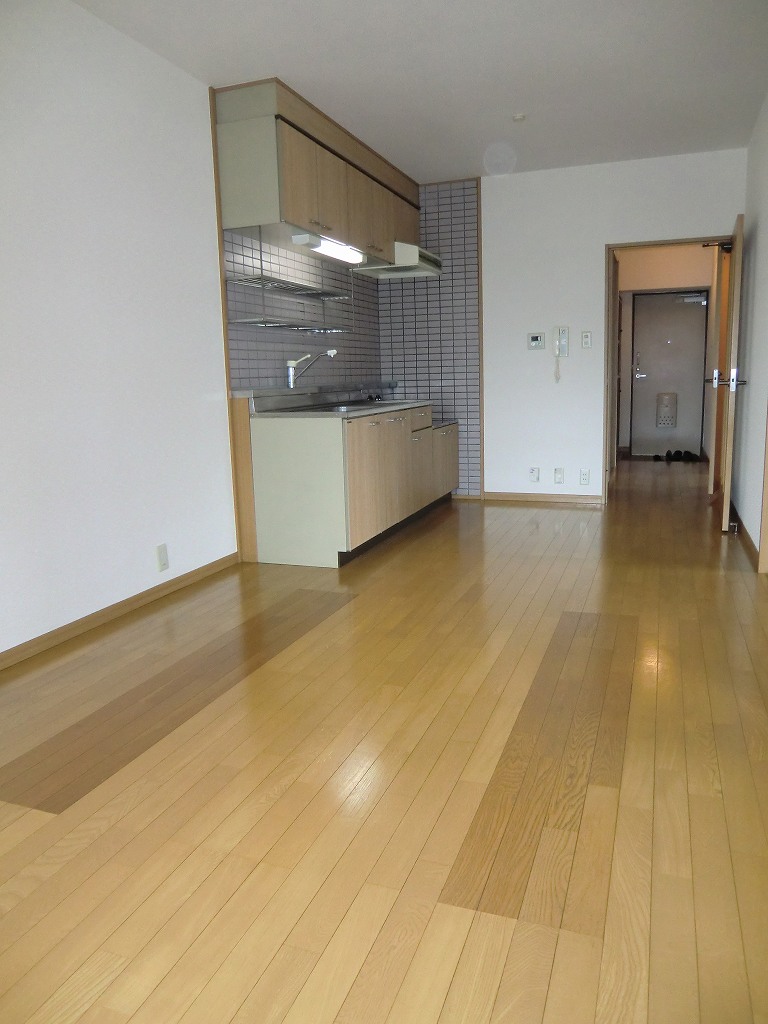 居室・リビング　リビング※別号室の写真になります。