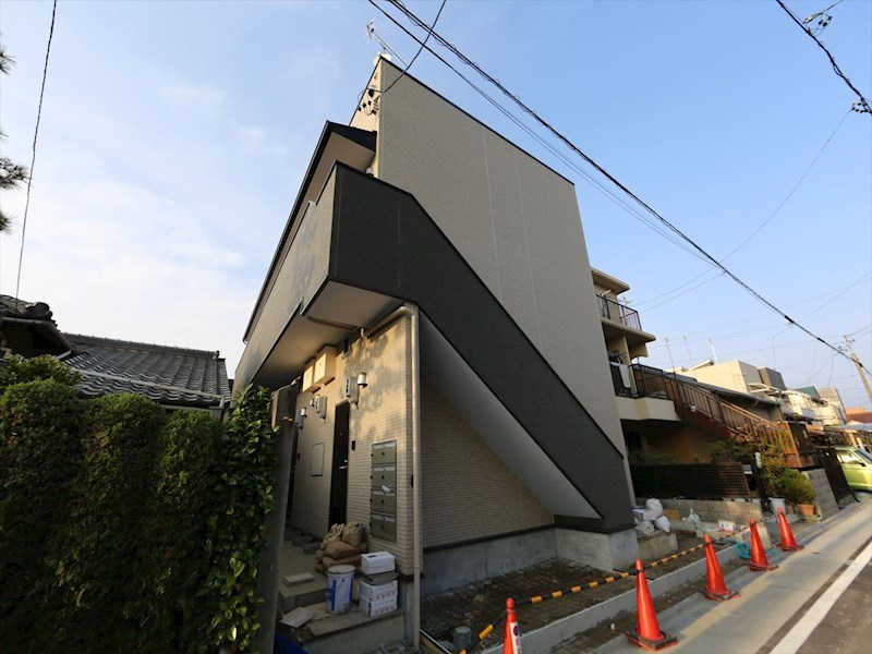 建物外観　デザイナーズ　光インターネット無料　家具家電ご用意できます