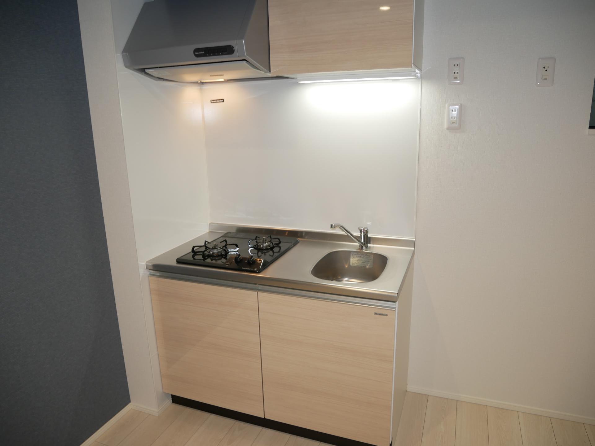 キッチン　２口ガスコンロ、蛇口はシングルレバーで片手操作簡単