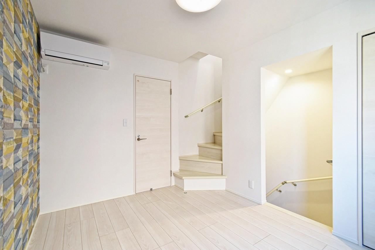 その他部屋・スペース　2階5.6帖洋室、クローゼット、ワンポイントクロスが特徴的