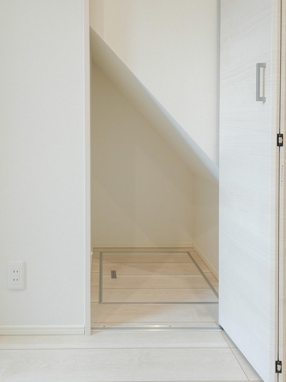 収納　１階に収納庫と、床下収納があり