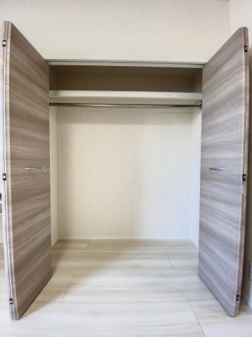 収納　ハンガーパイプ付きクローゼット