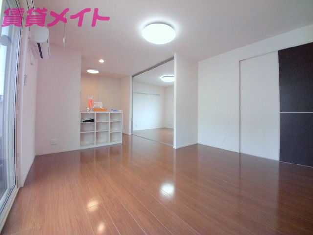 居室・リビング　同物件別室反転タイプ画像