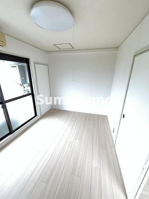 その他部屋・スペース　開放的な寝室です