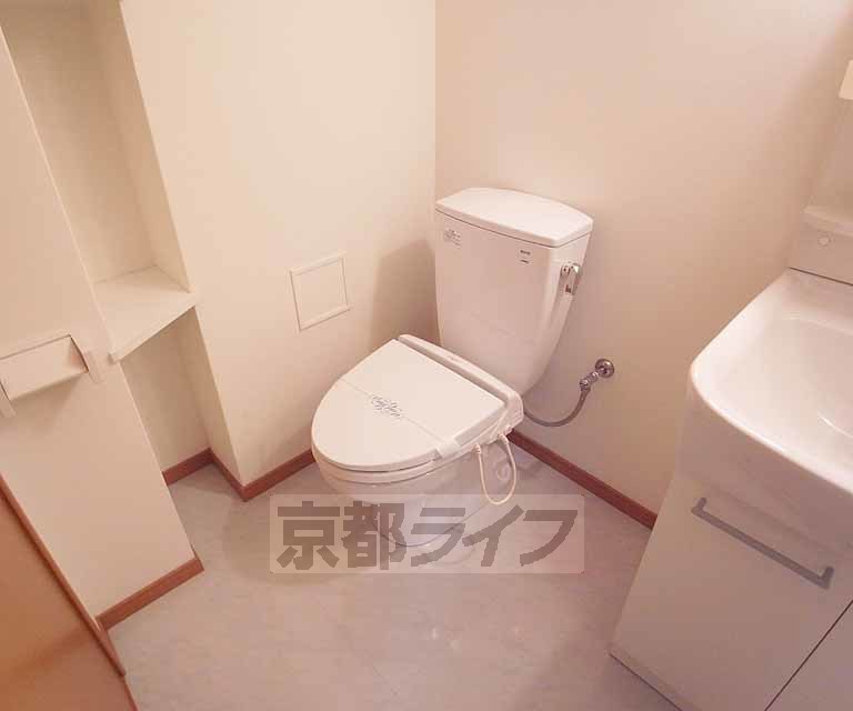 トイレ　横にも便利な棚があります