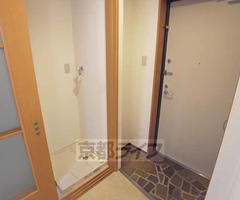 その他設備　玄関横洗濯機置場、もちろん扉付です