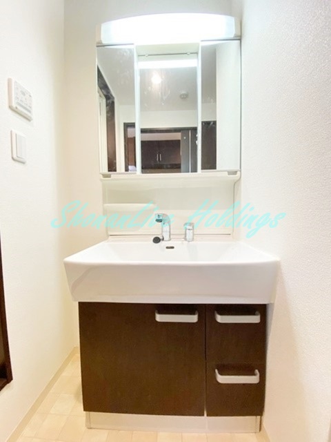 洗面設備　明るい洗面所です