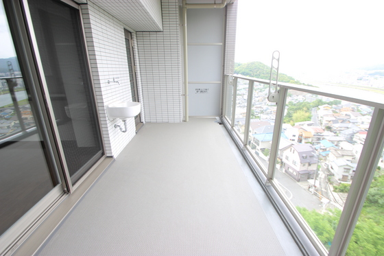 バルコニー　※写真は別号室です