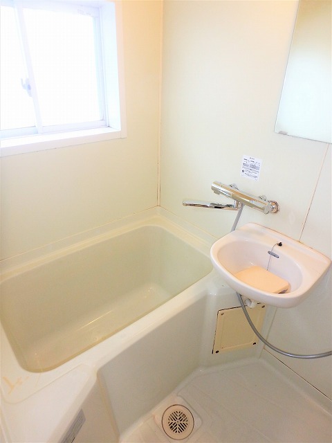 バス・シャワールーム　窓付きで換気もしやすいですね☆