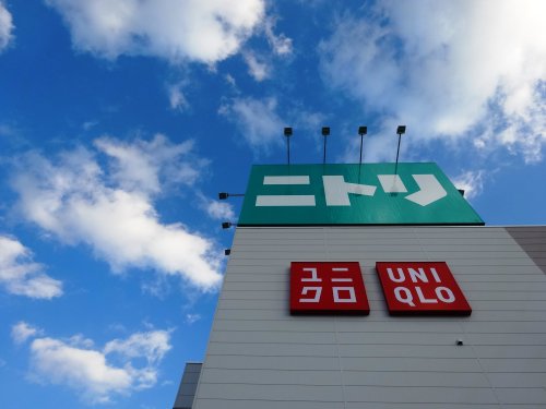 ショッピングセンター　ユニクロ 宝塚歌劇場前店（ショッピングセンター）まで475m