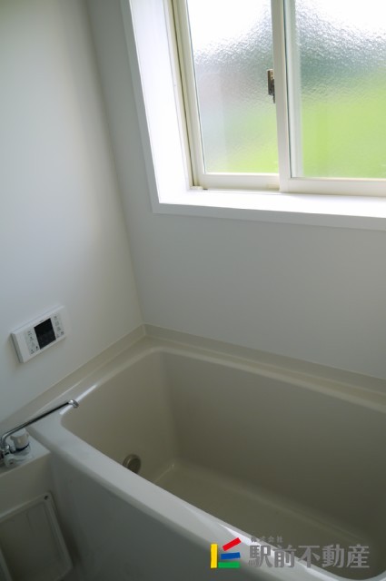 バス・シャワールーム　お風呂に窓あります