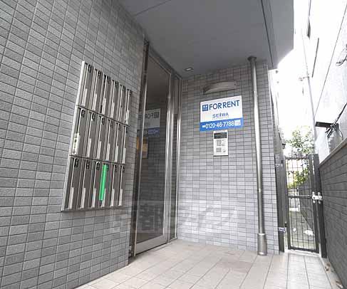 エントランス　オートロック付きのマンションです。