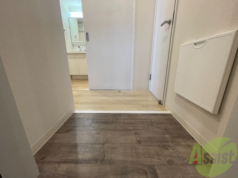 玄関　玄関は広く大きな荷物を持ちながらの出入りも可能です。