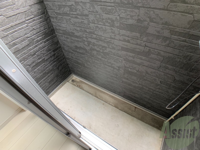 バルコニー　バルコニーは洗濯物を干すのに十分な広さがありますね。