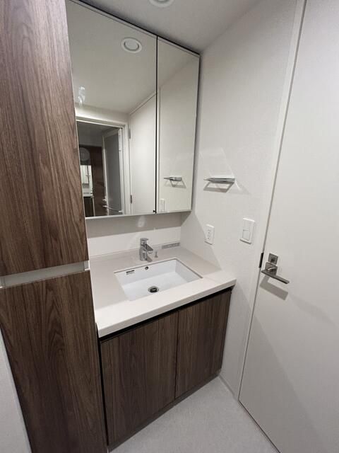 洗面設備　☆室内洗濯機置き場☆■キャビネット収納付きの多面鏡独立洗面台