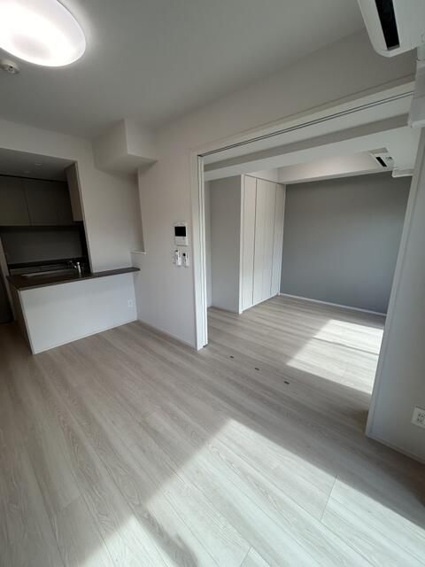 居室・リビング　■エアコン■24時間換気システム■ダウンライト■２面採光