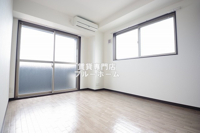 居室・リビング　6.4帖の洋室です！