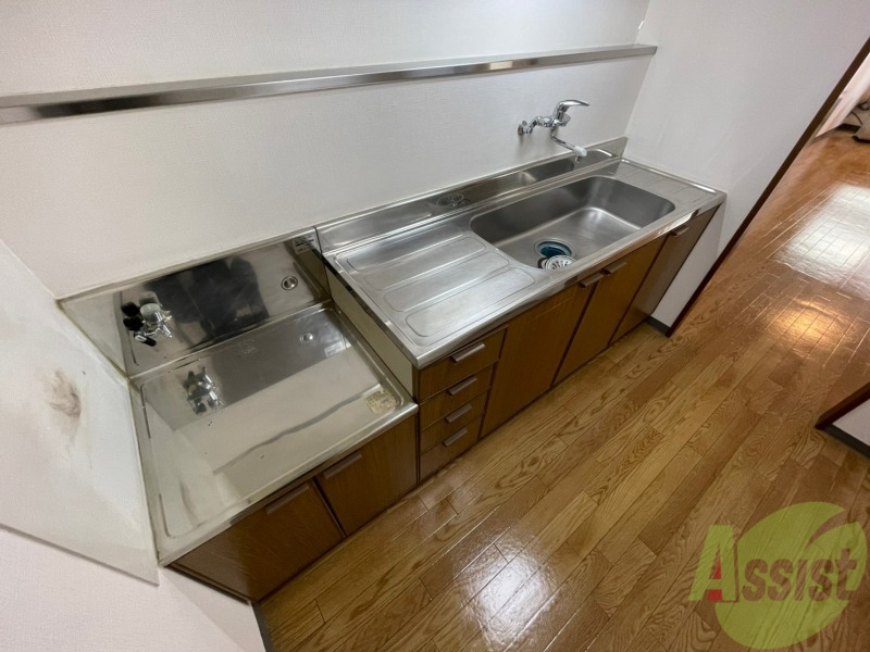 キッチン　キッチンはシックなデザインでした。洗い場も大きい。