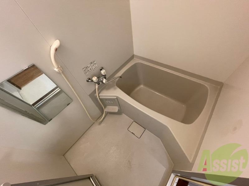 バス・シャワールーム　バスルームは狭すぎず、シャワーも浴びやすそうです。