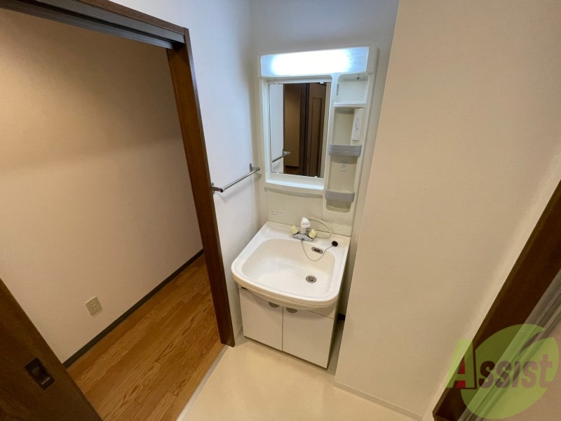 洗面設備　洗面台。身支度にはかかせないですよね～。