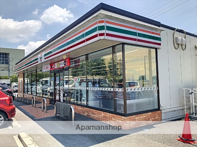 コンビニ　セブンイレブン（コンビニ）まで739m