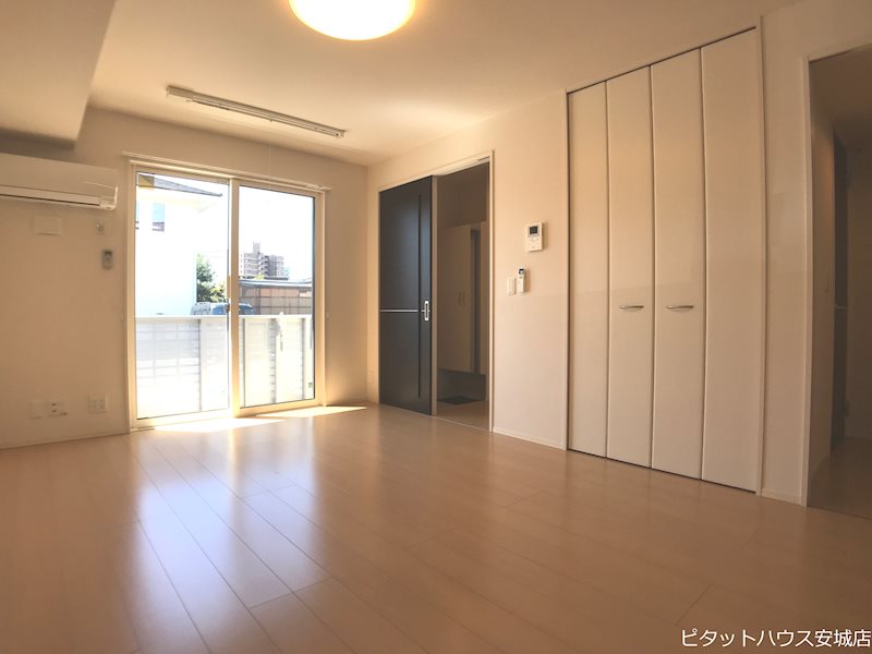 居室・リビング　同物件別部屋