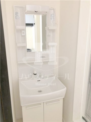 洗面設備　明るい洗面所です