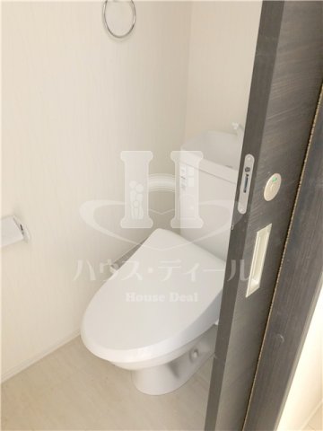 トイレ　落ち着いた色調のトイレです