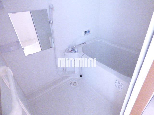 バス・シャワールーム　鏡がついて便利なお風呂です。