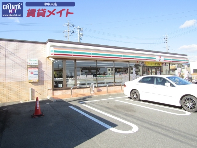 コンビニ　セブンイレブン 津市一身田中野店（コンビニ）まで400m
