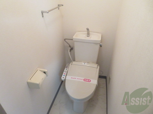 トイレ　ウォシュレット機能がついたトイレです。安心して使用できますね