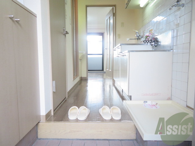 玄関　こちらが玄関です。何足か靴を置いておけそうです。