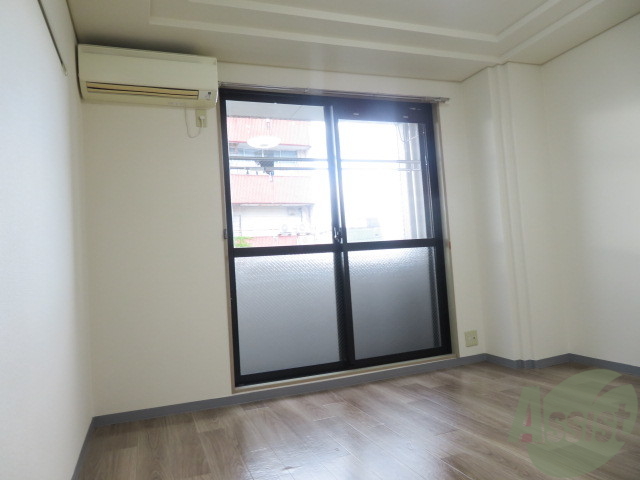 居室・リビング　リビングはこんな感じです。窓が大きくてよく陽が入ってきます。