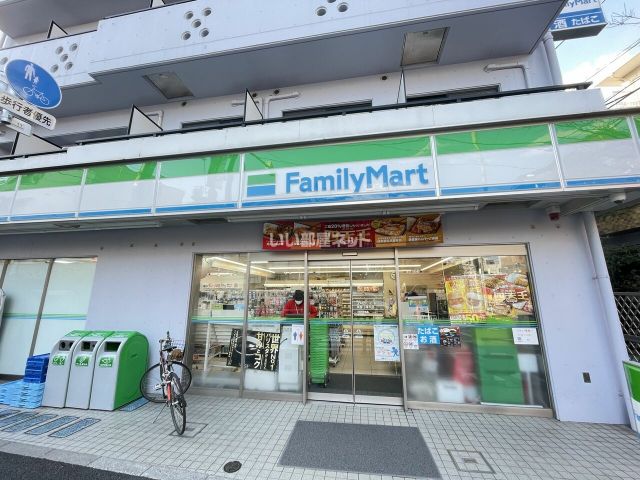 コンビニ　ファミリーマート新宿上落合店（コンビニ）まで375m