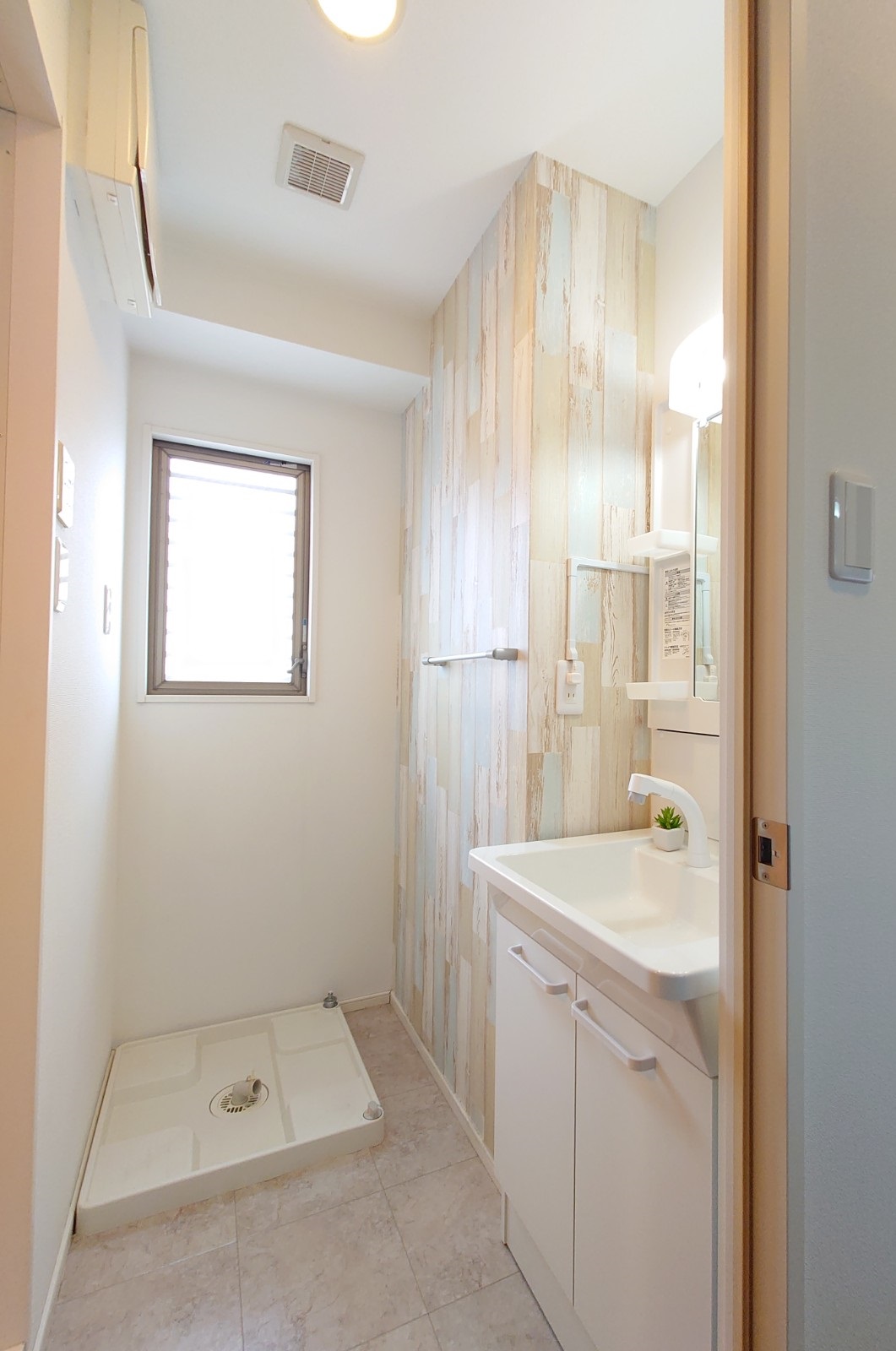 その他設備　室内洗濯機置き場　洗面所に通風・採光窓