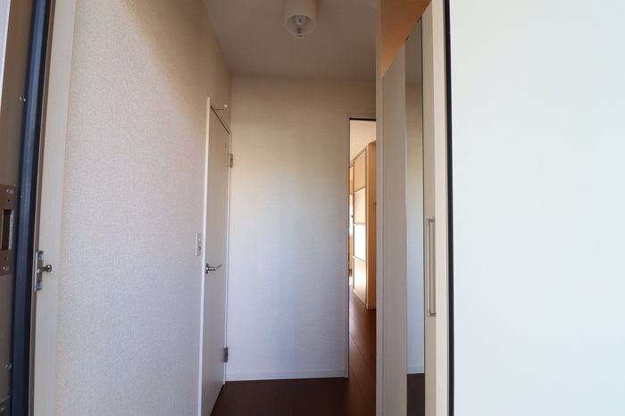 玄関　※同タイプの部屋写真です