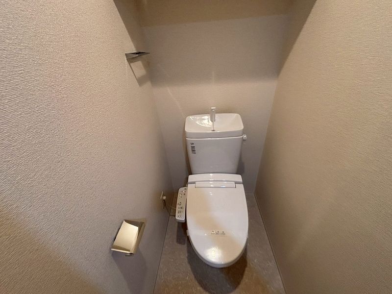 トイレ　落ち着いた色調のトイレです