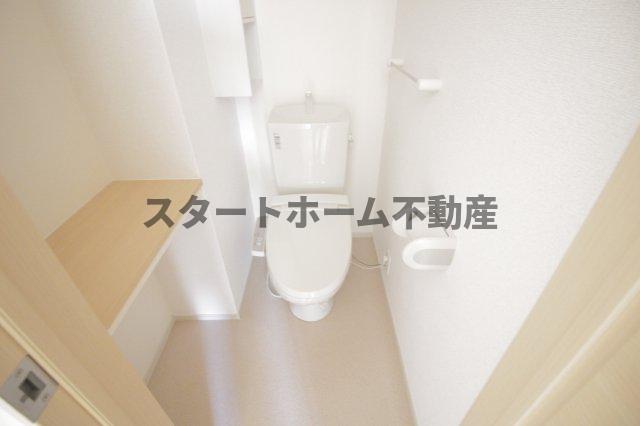 トイレ　落ち着いた色調のトイレです