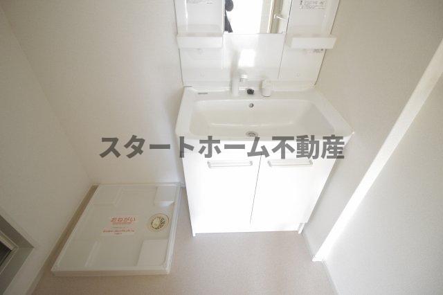 洗面設備　ゆったりとスペースのある洗面所