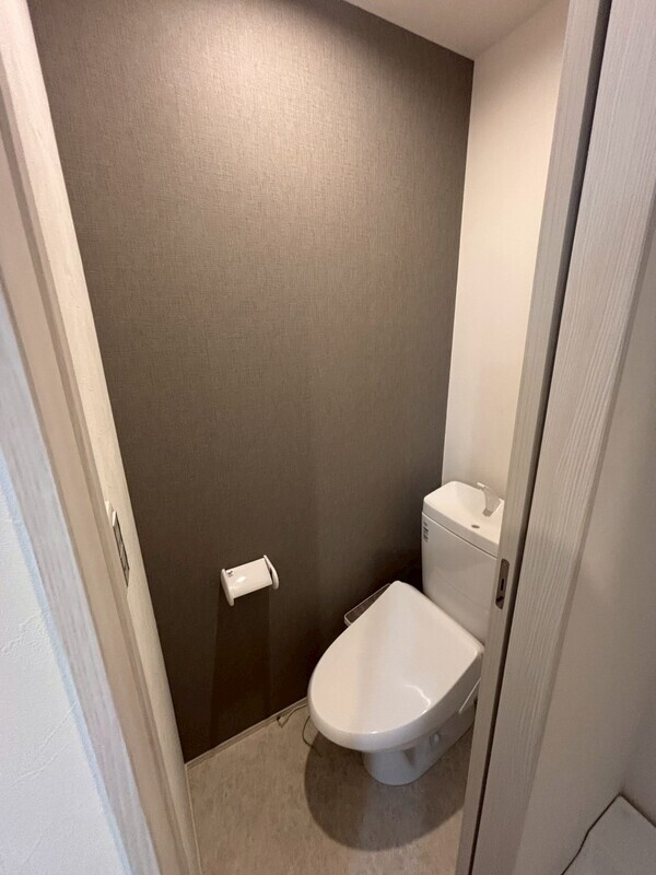 トイレ　落ち着いた色調のトイレです