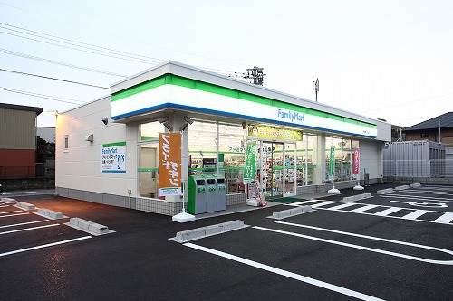 コンビニ　ファミリーマート（コンビニ）まで610m