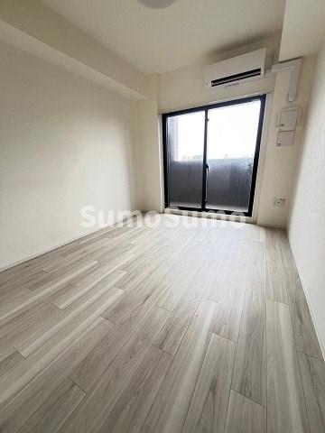 その他部屋・スペース　落ち着いた色調の寝室です